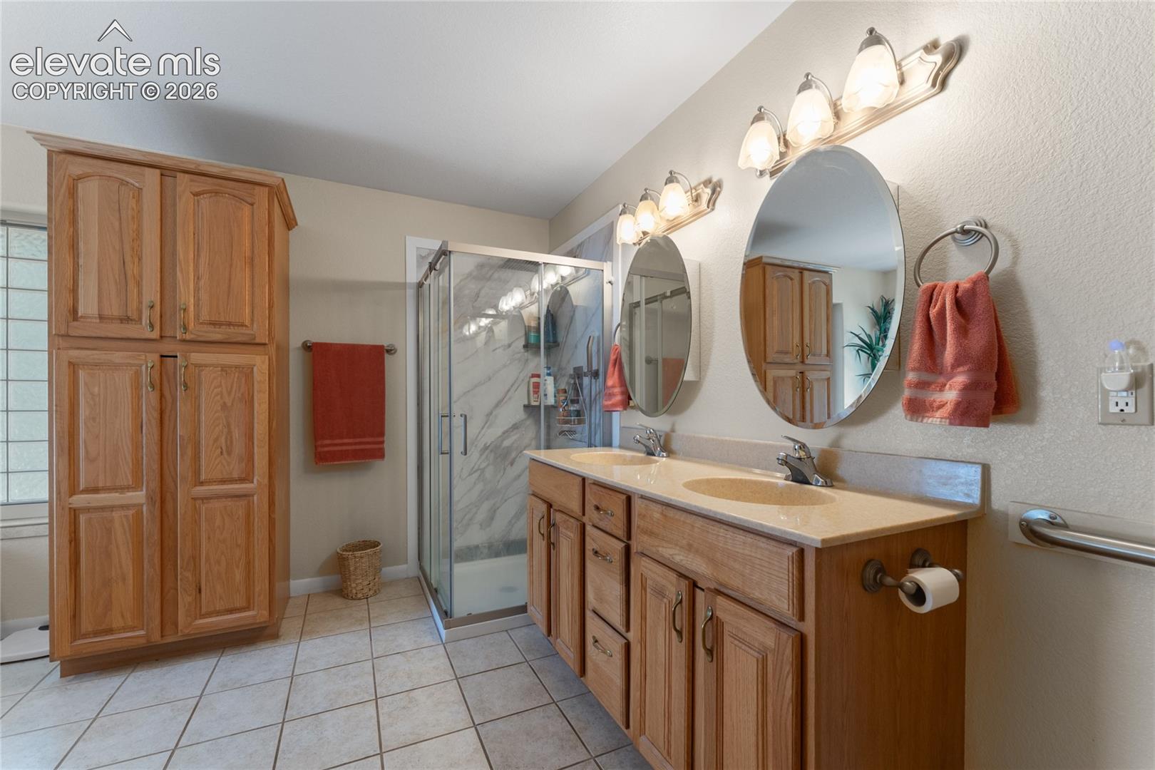 Dual vanity with integrated sinks and a light-toned countertop