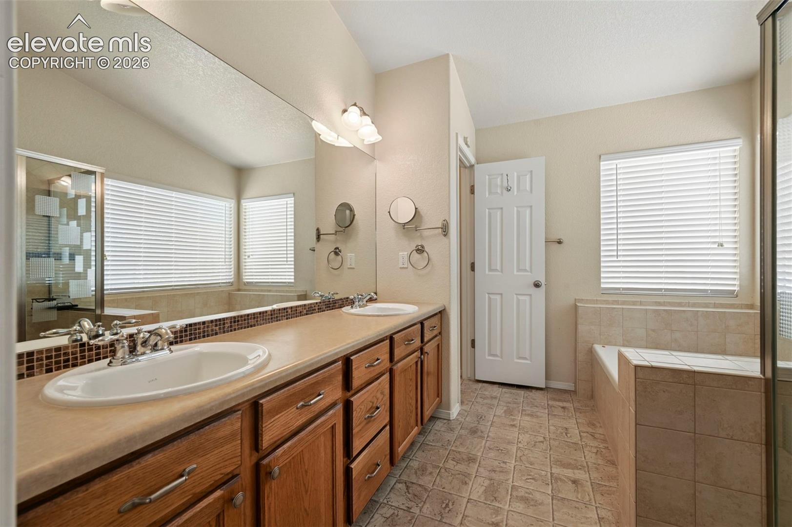Photo 13 of 7557 Legend Hill Drive, Colorado Springs