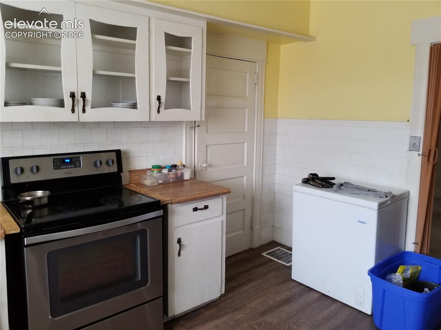 Walk in pantry
