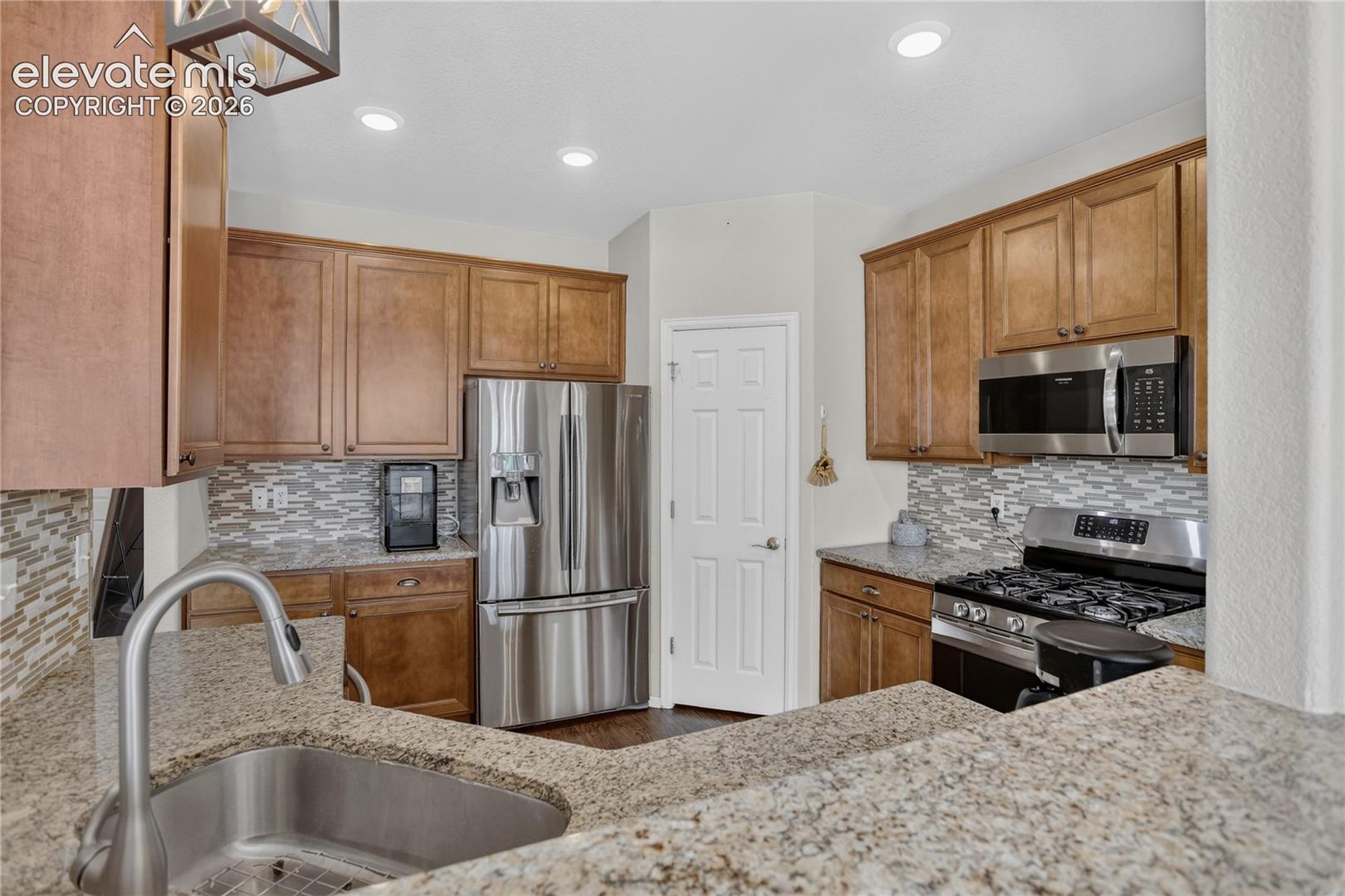 Granite counters & tile backsplash