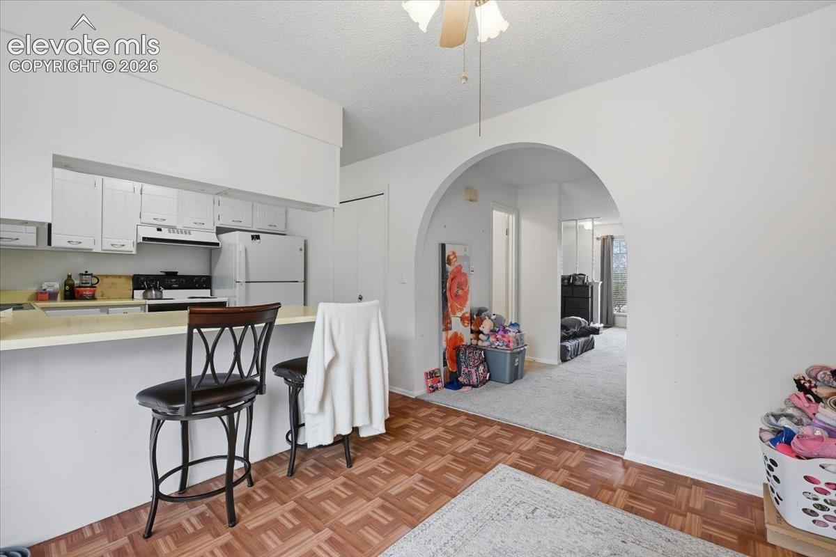Unit 724 - Kitchen with Breakfast Seating
