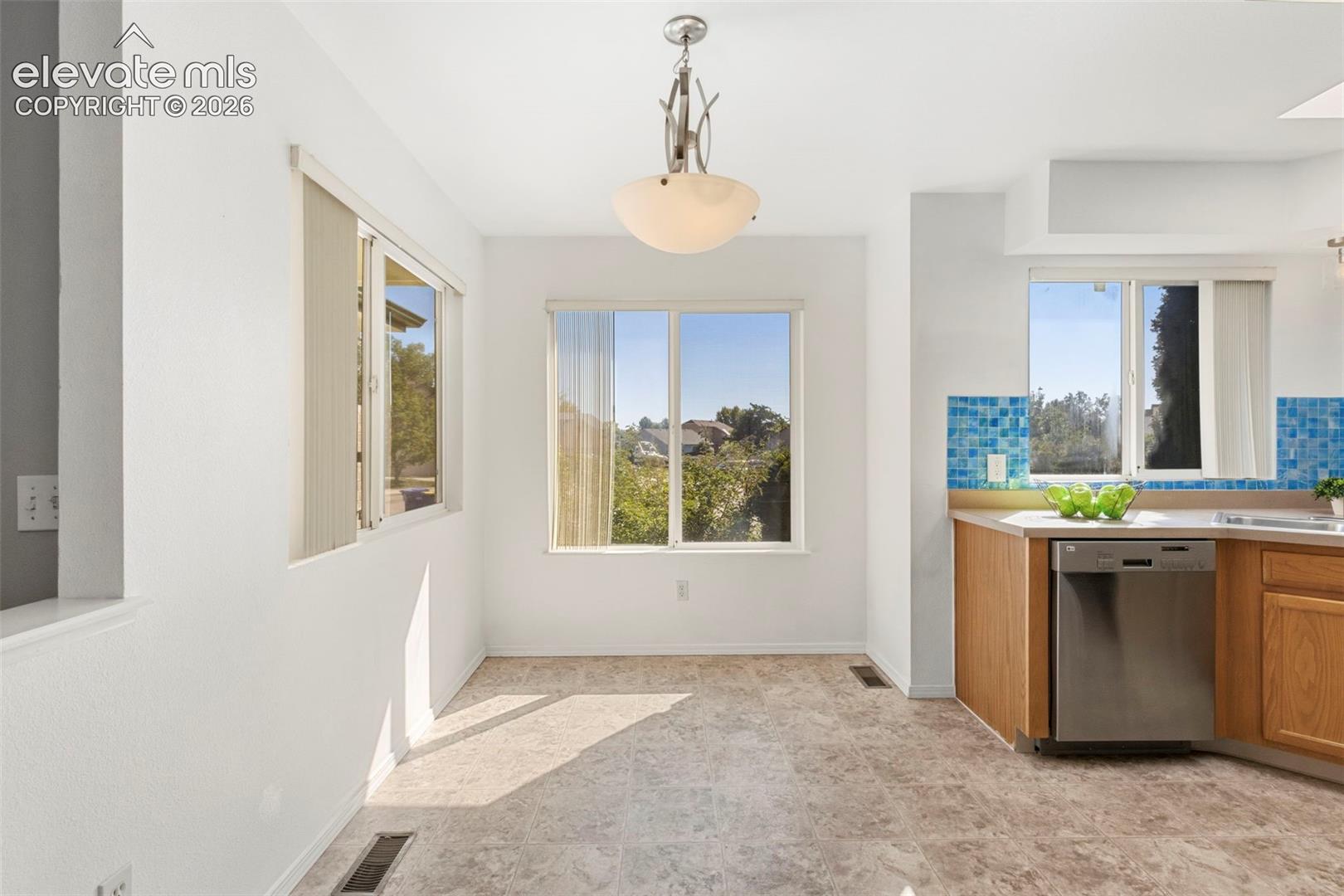 Spacious breakfast nook area w/ lots of natural light