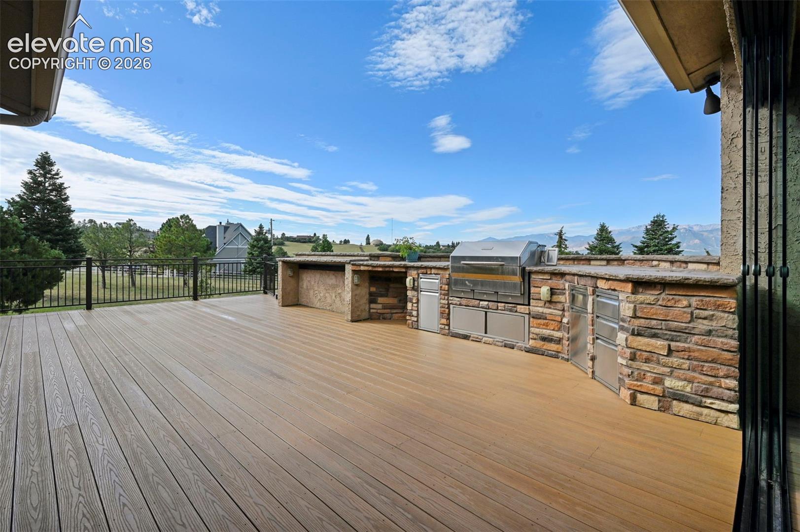 Expansive outdoor deck for entertaining
