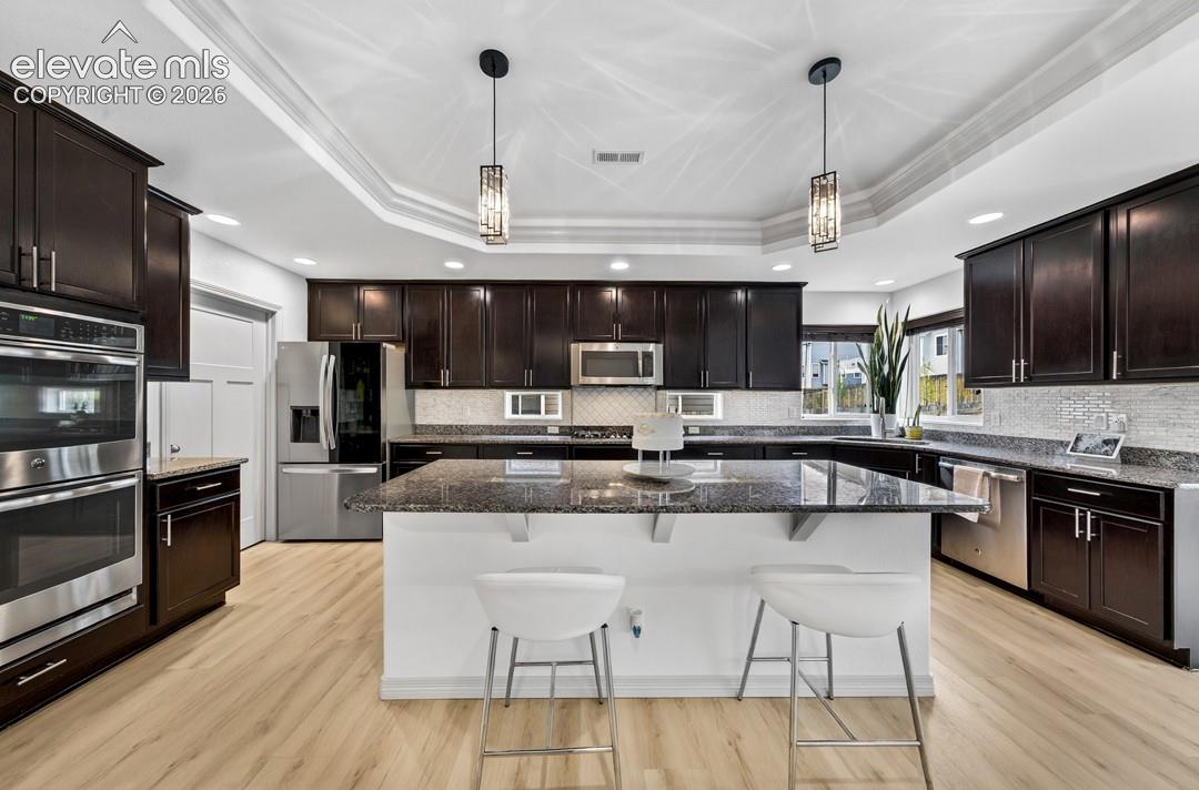 Gourmet, island, granite, walk in pantry, coffered ceiling, double oven, stainless steel appliances, gas range