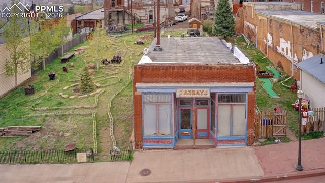 Easy street access to storefront 