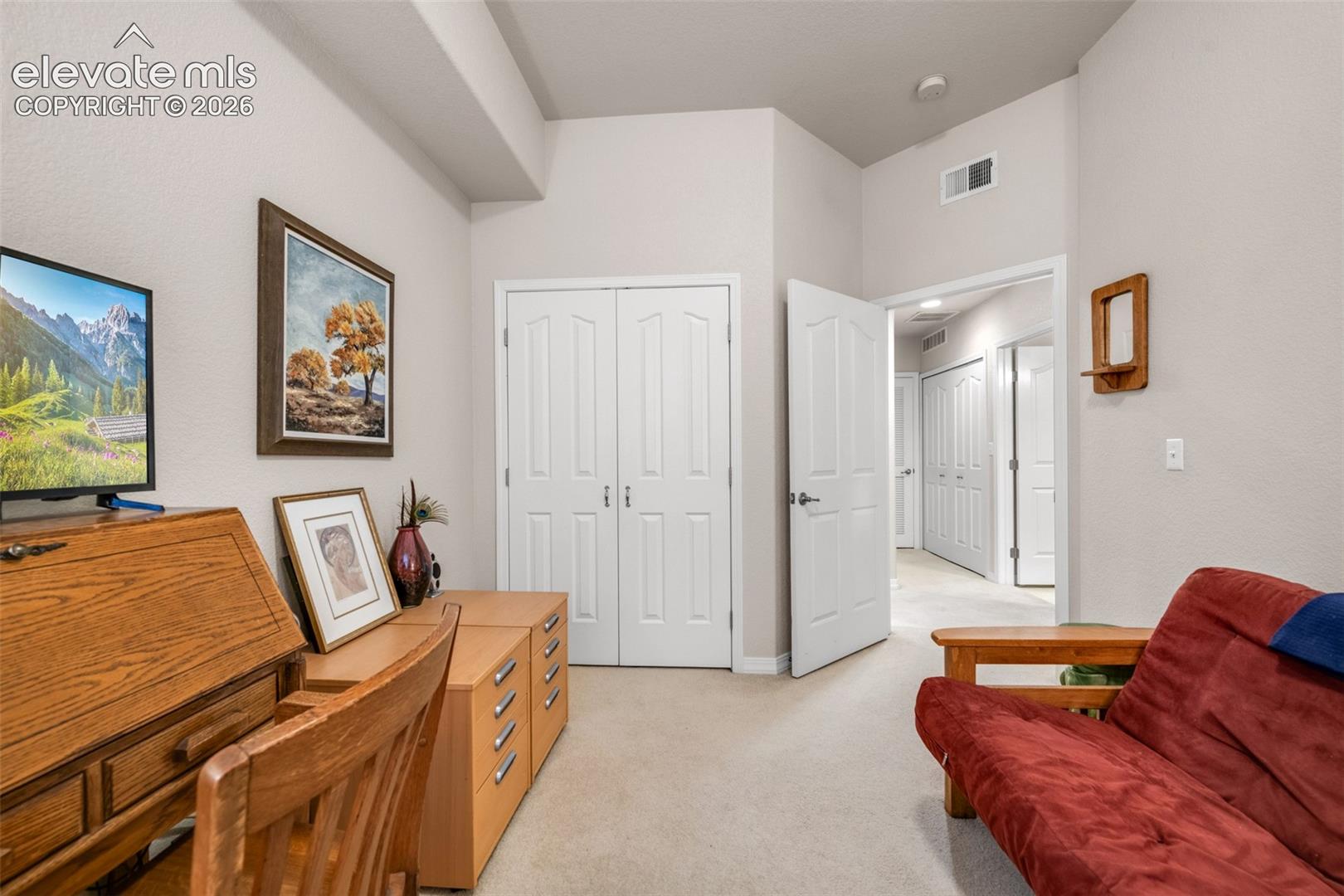 Soft carpet flooring with neutral wall tones