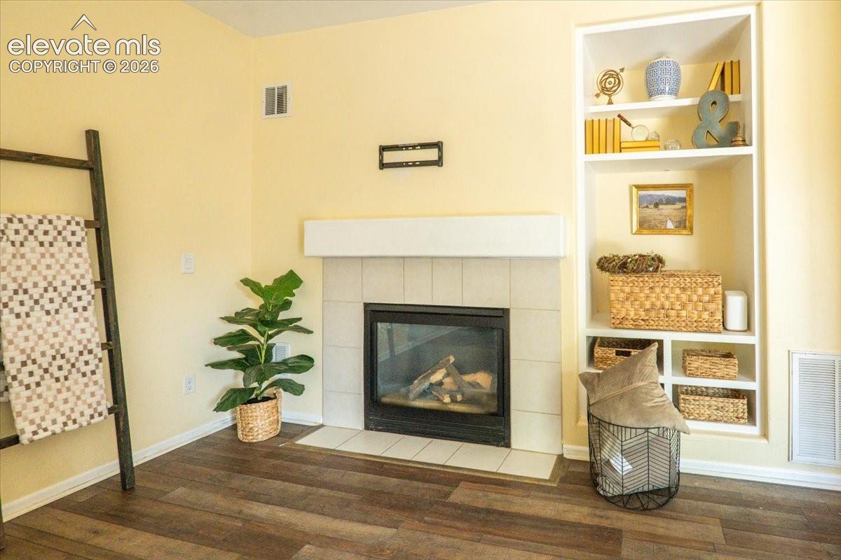 Gas fireplace for those chilly nights, built in bookcase, tv wall mount 