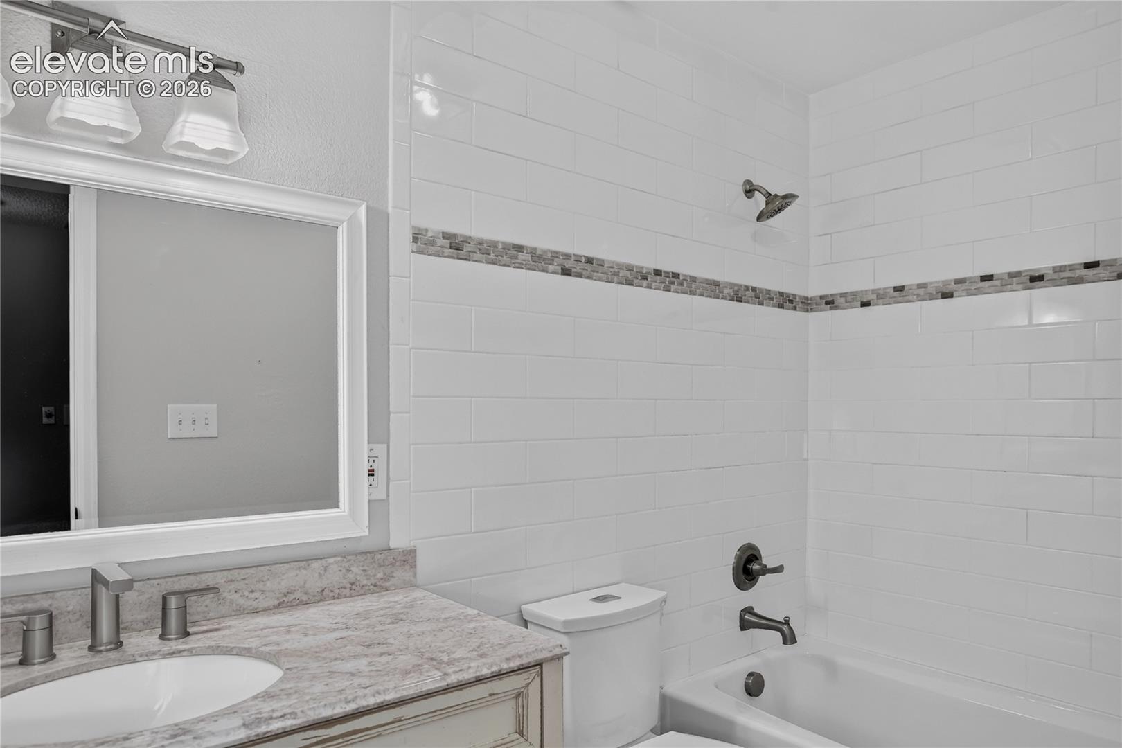 Full guest bath - upper level