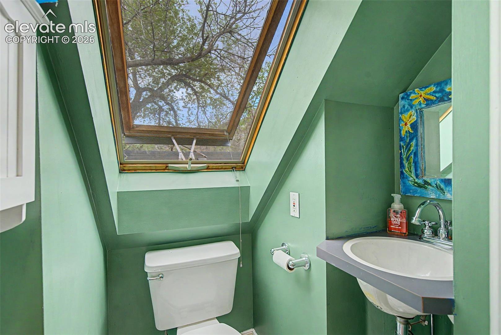 Upper level 1/2 bath room