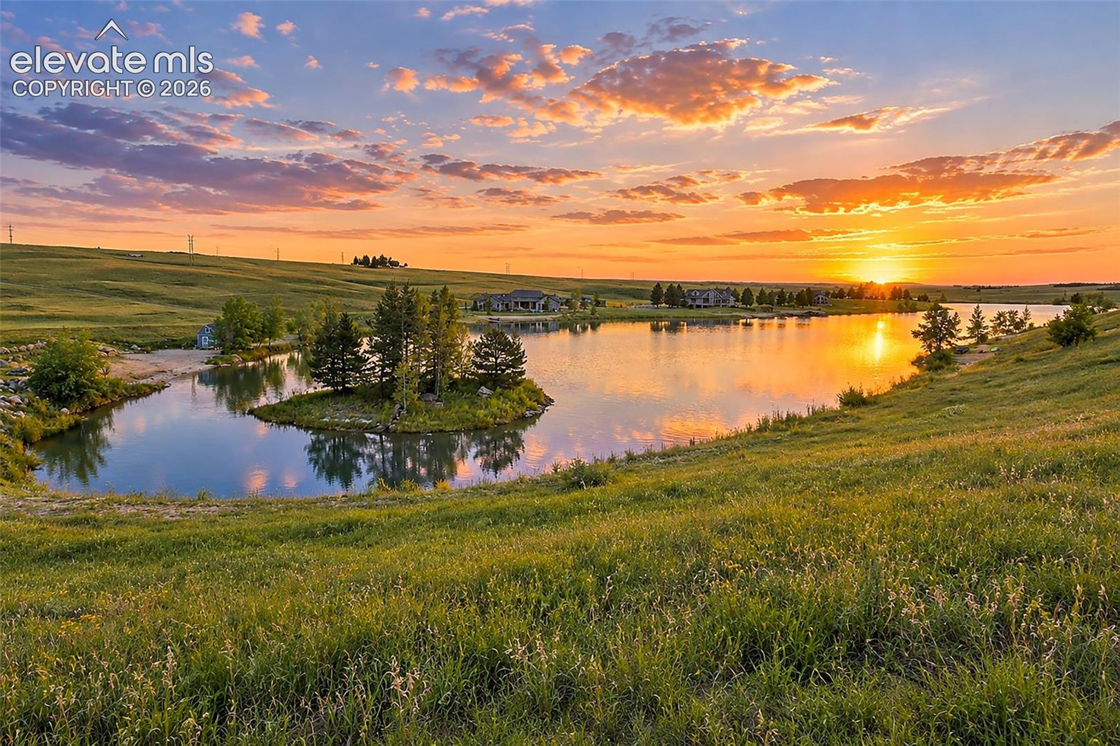 Each end of the lake has an island turn around