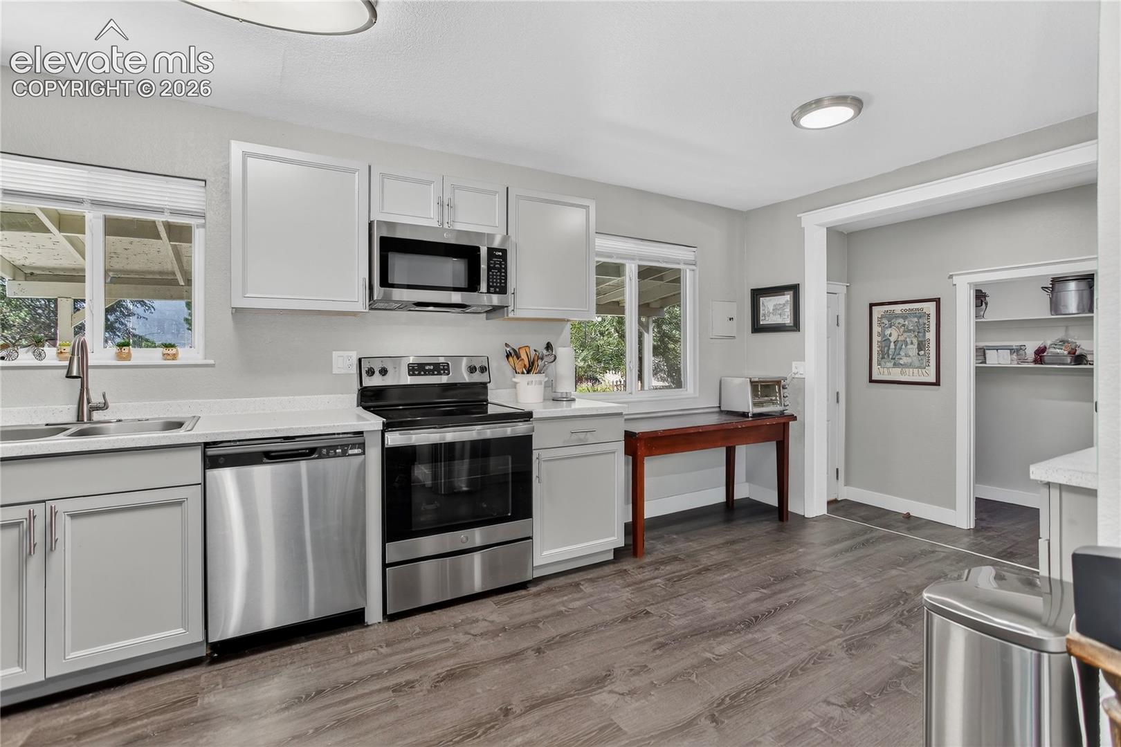 Walk-in pantry & walk-out to back patio