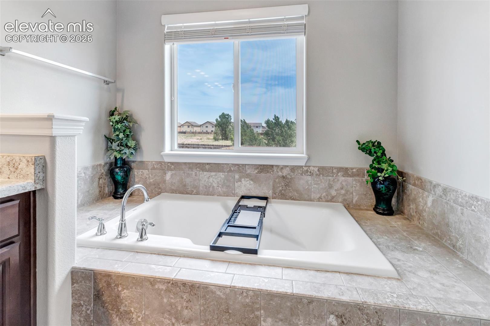 5 PIECE BATH WITH A HUGE CLOSET!