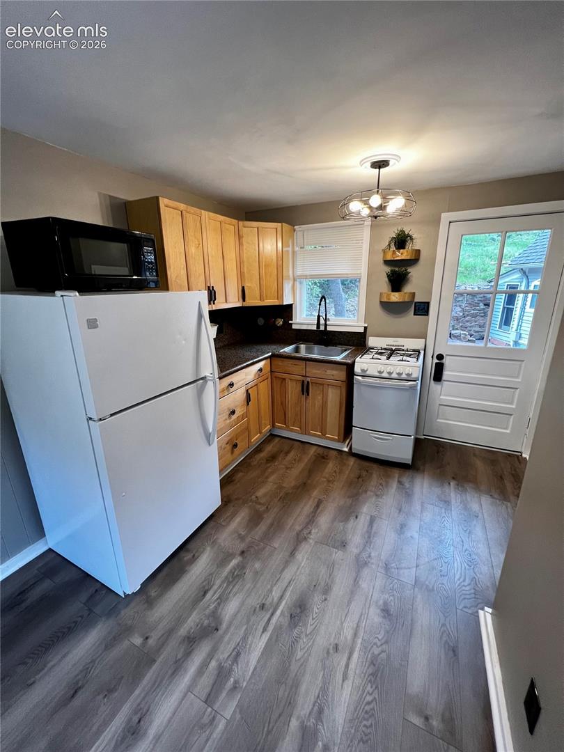 Upper Apt: Nice kitchen with gas stove. View to rear patio with fire pit
