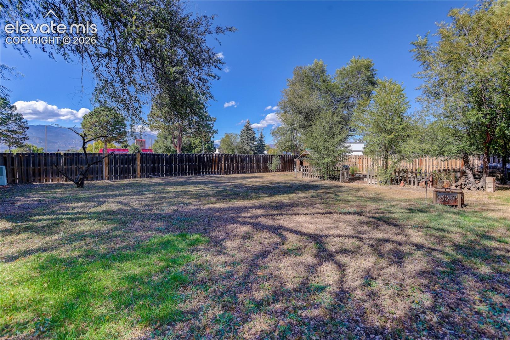 Fully fenced, spacious yard
