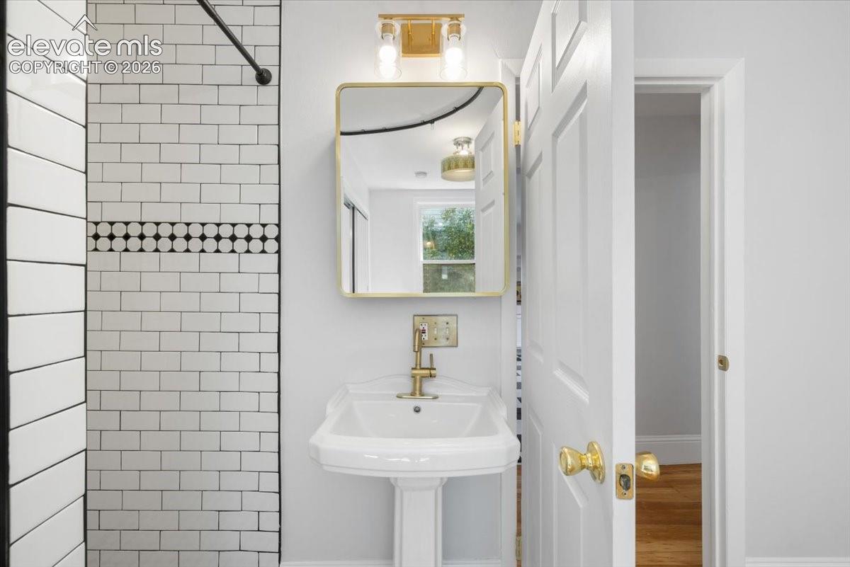 Creative new bath in 2nd bedroom