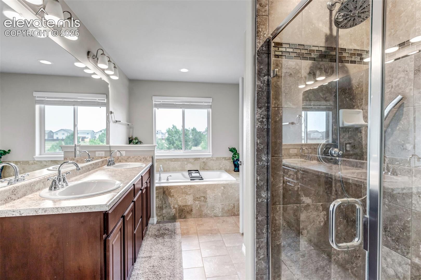 5 PIECE BATH WITH A HUGE CLOSET!