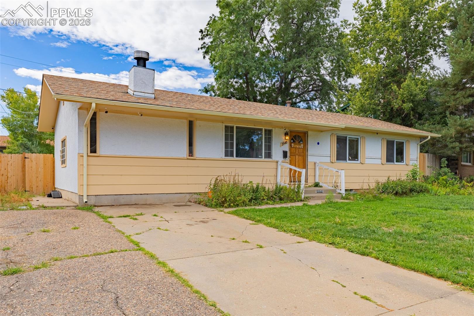 3940 Hollybrook Ln, Pueblo, CO 81005