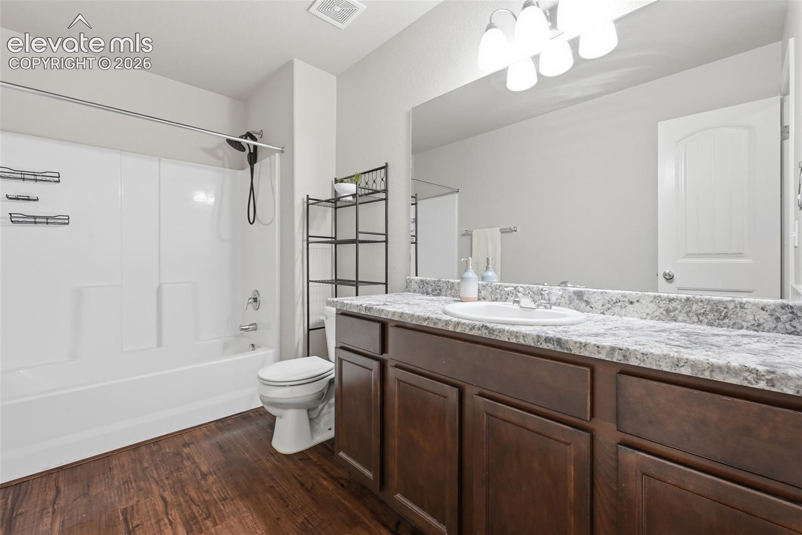 Full bath in upper level hallway