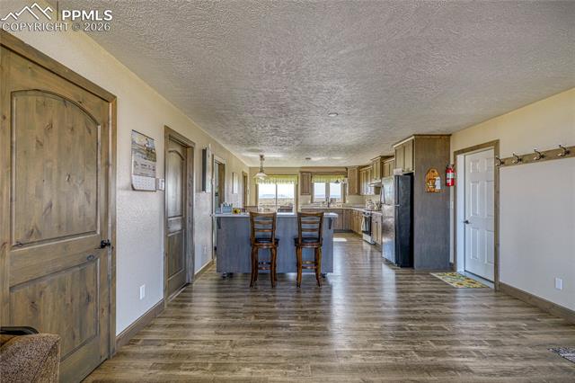 Kitchen with breakfast bar