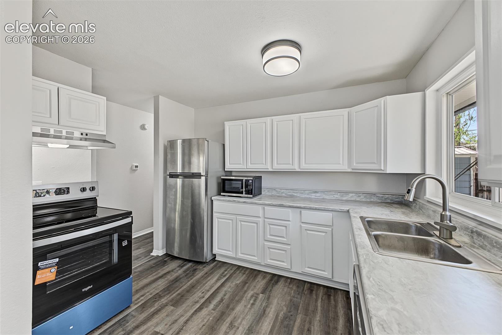 Updated Kitchen Fridge and Microwave Stay