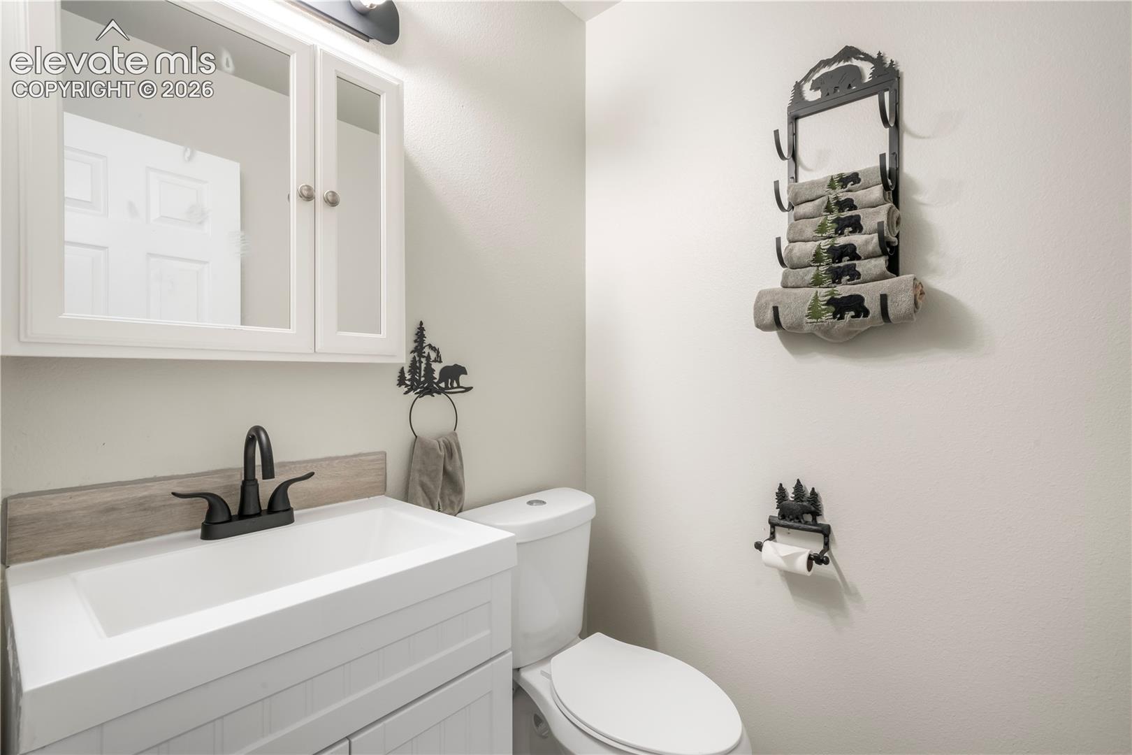 Main level 1/2 bathroom