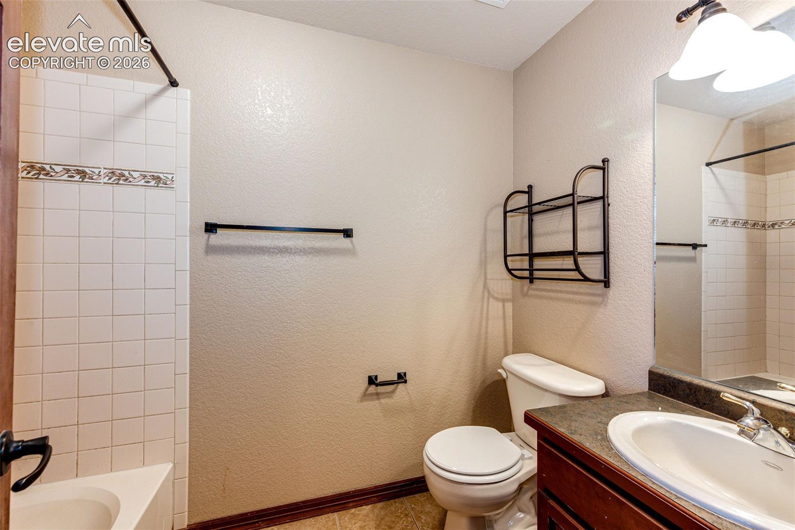 Upstairs Ensuite Bed and Bath 