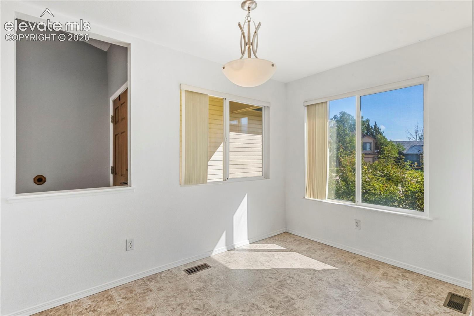 Spacious breakfast nook area!