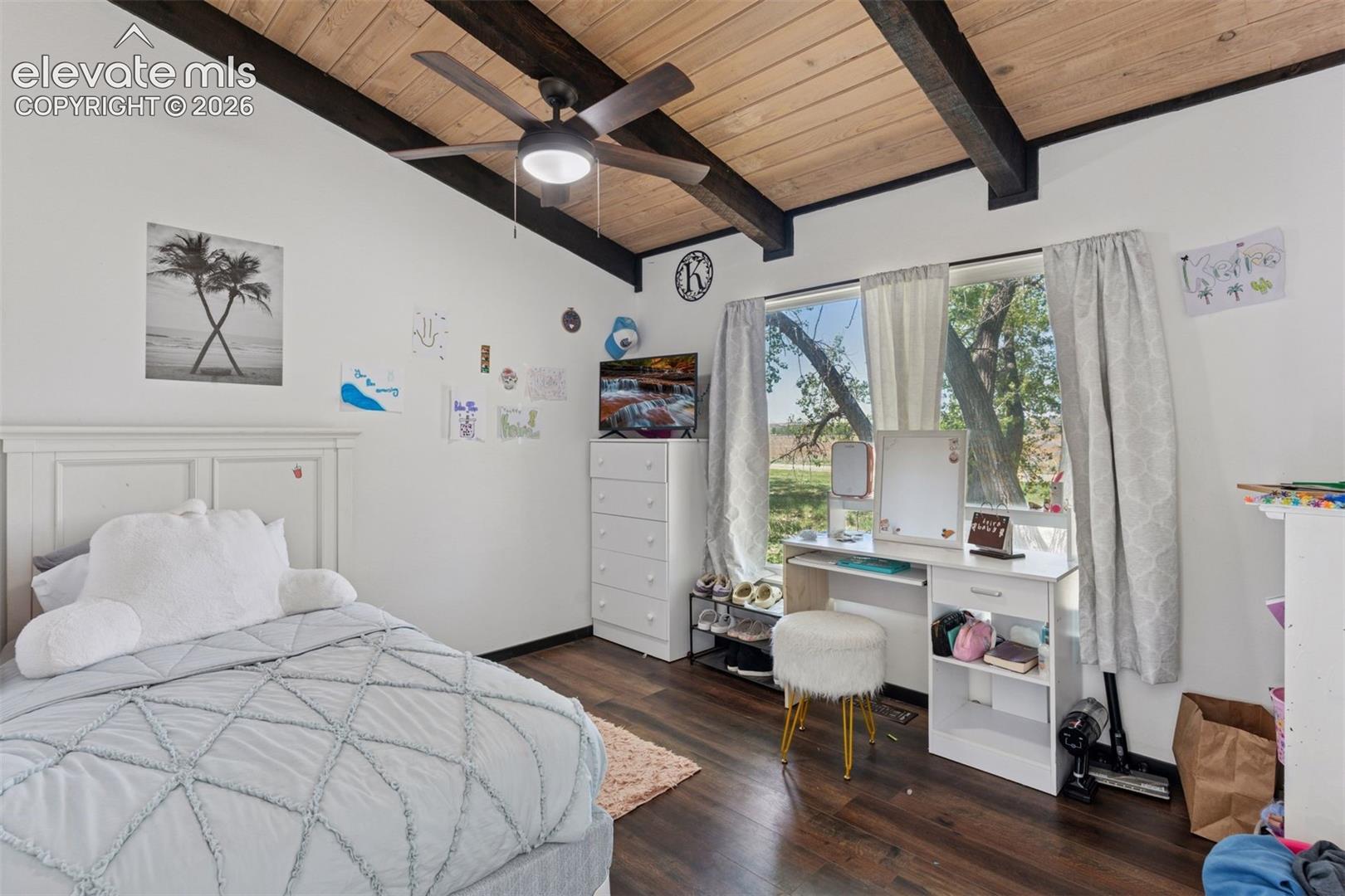 Another similar bedroom
