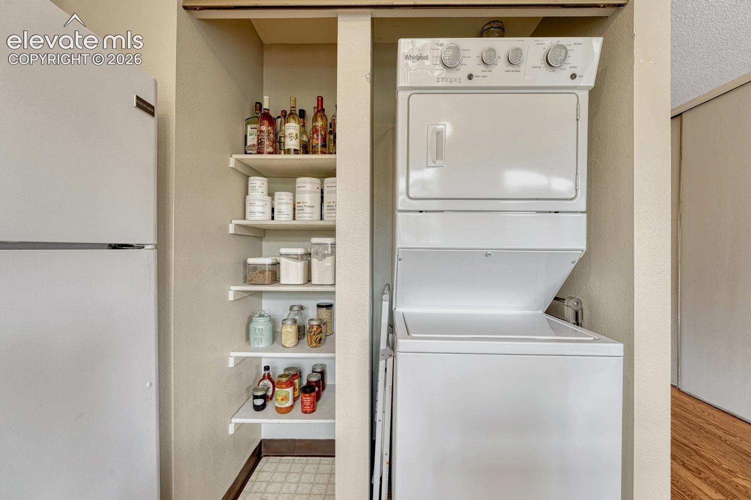 Kitchen pantry; washer/dryer included!