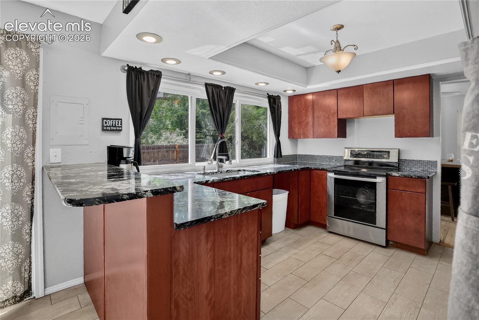 Kitchen w/ granite counters & breakfast bar
