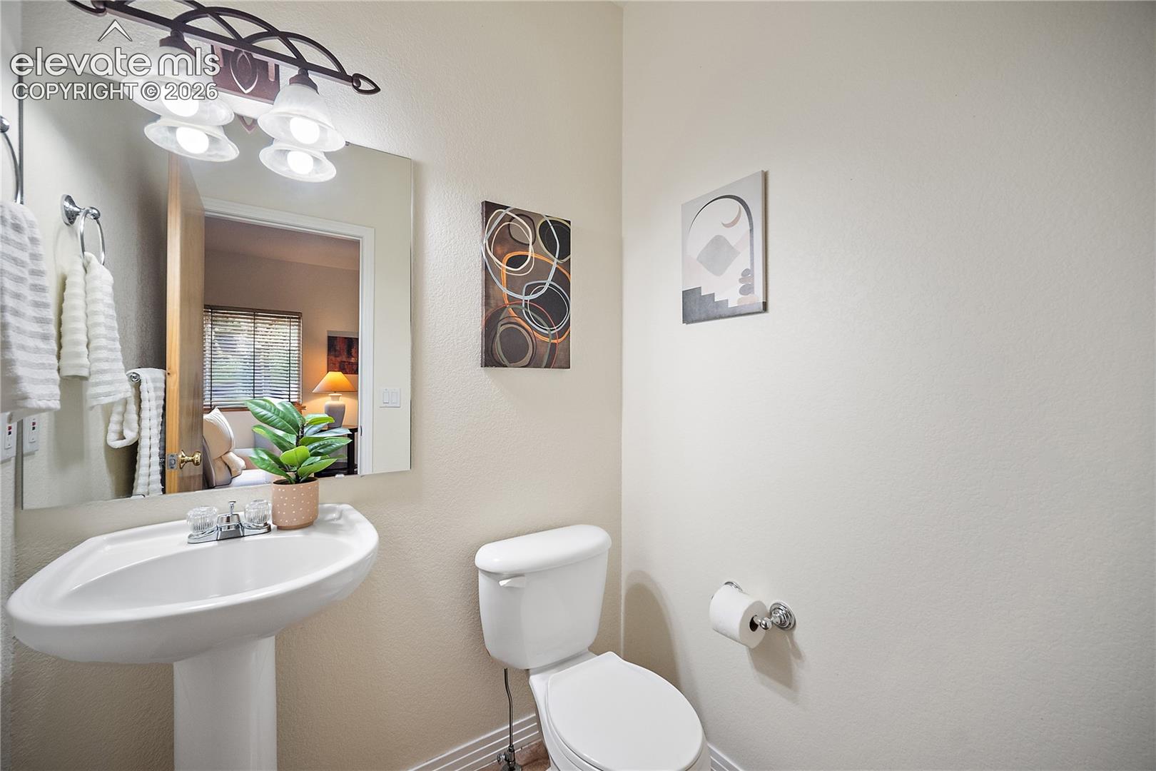 Main level 1/2 bath