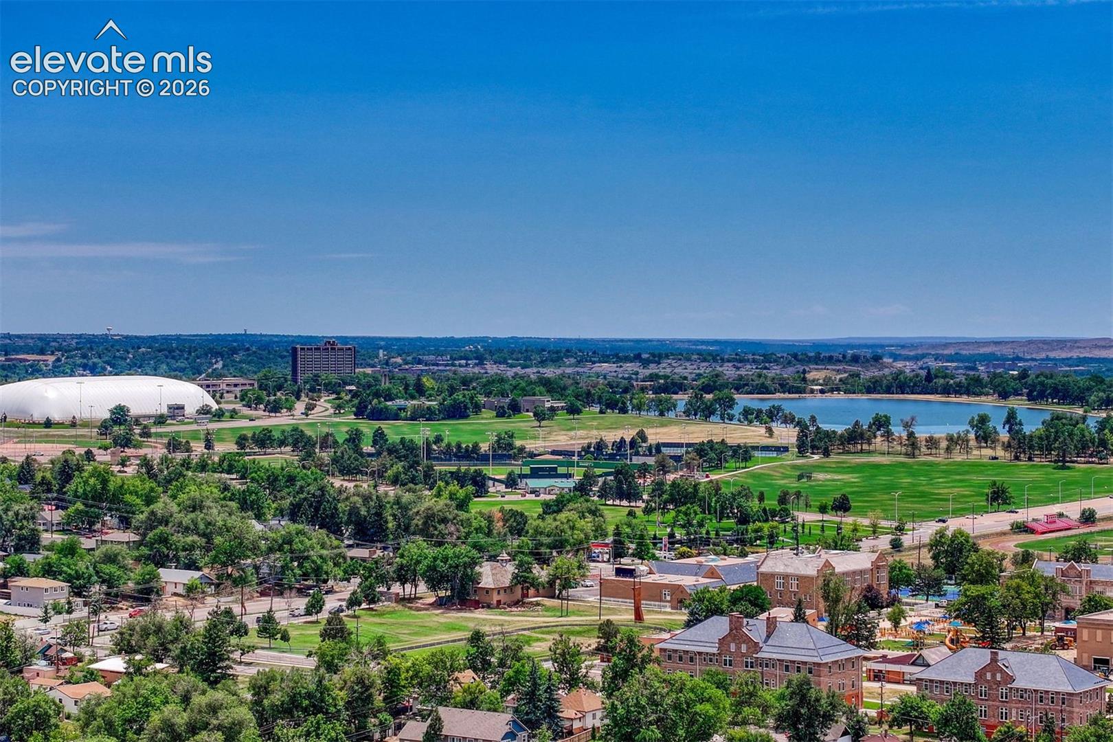 Memorial Lake Park is close by
