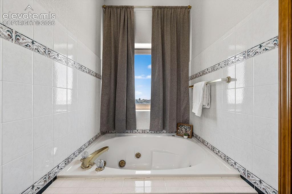 Primary bathroom, jetted tub