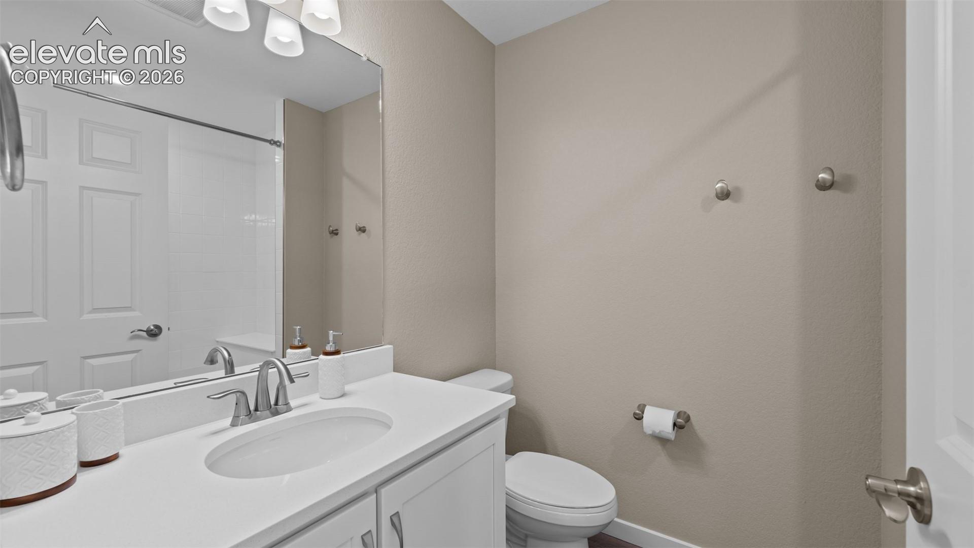 Upper level full bath.