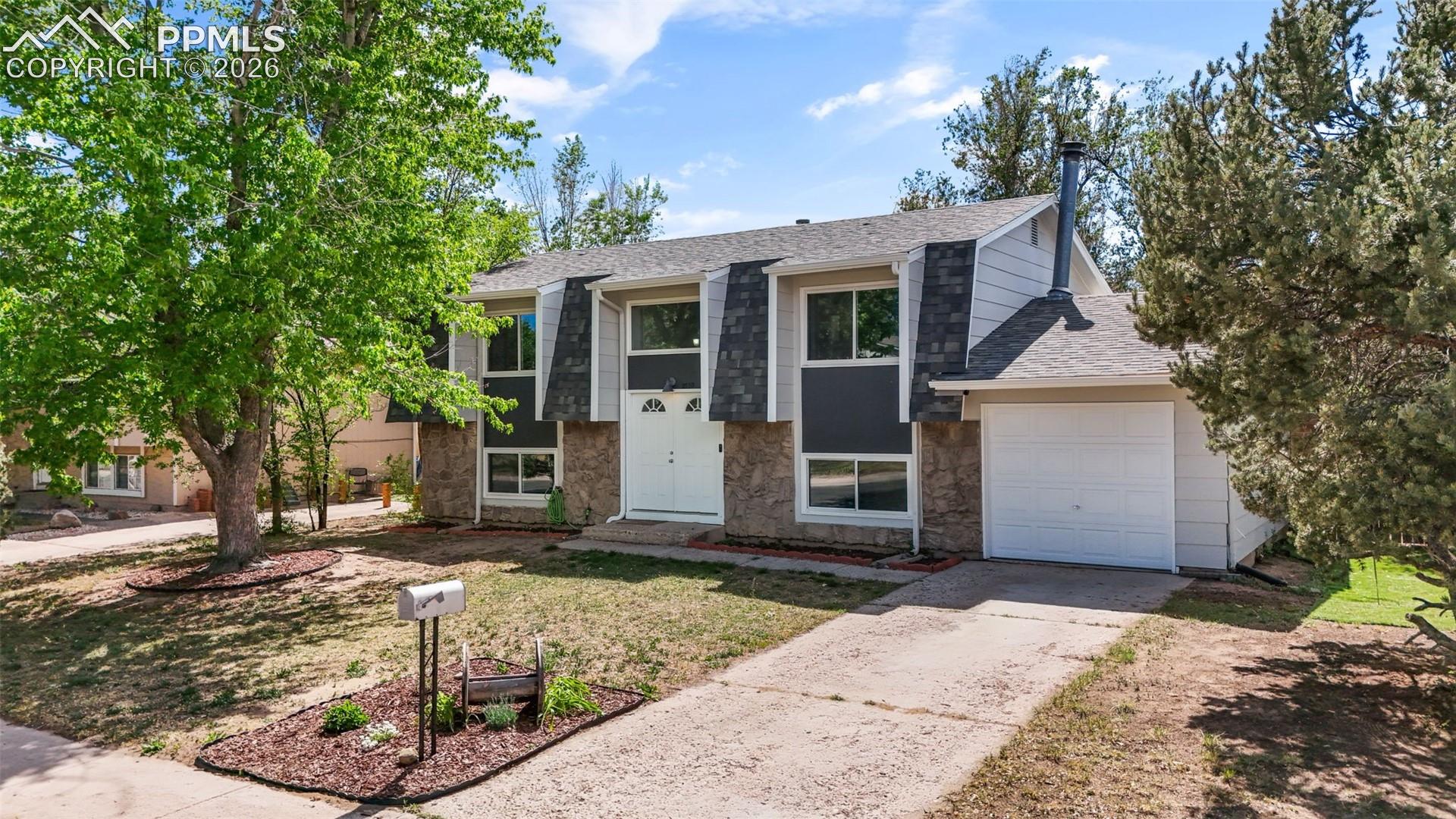 2550 Gina Dr, Colorado Springs, CO 80916