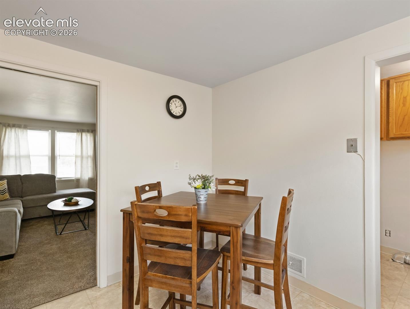 Eating space in the full size kitchen
