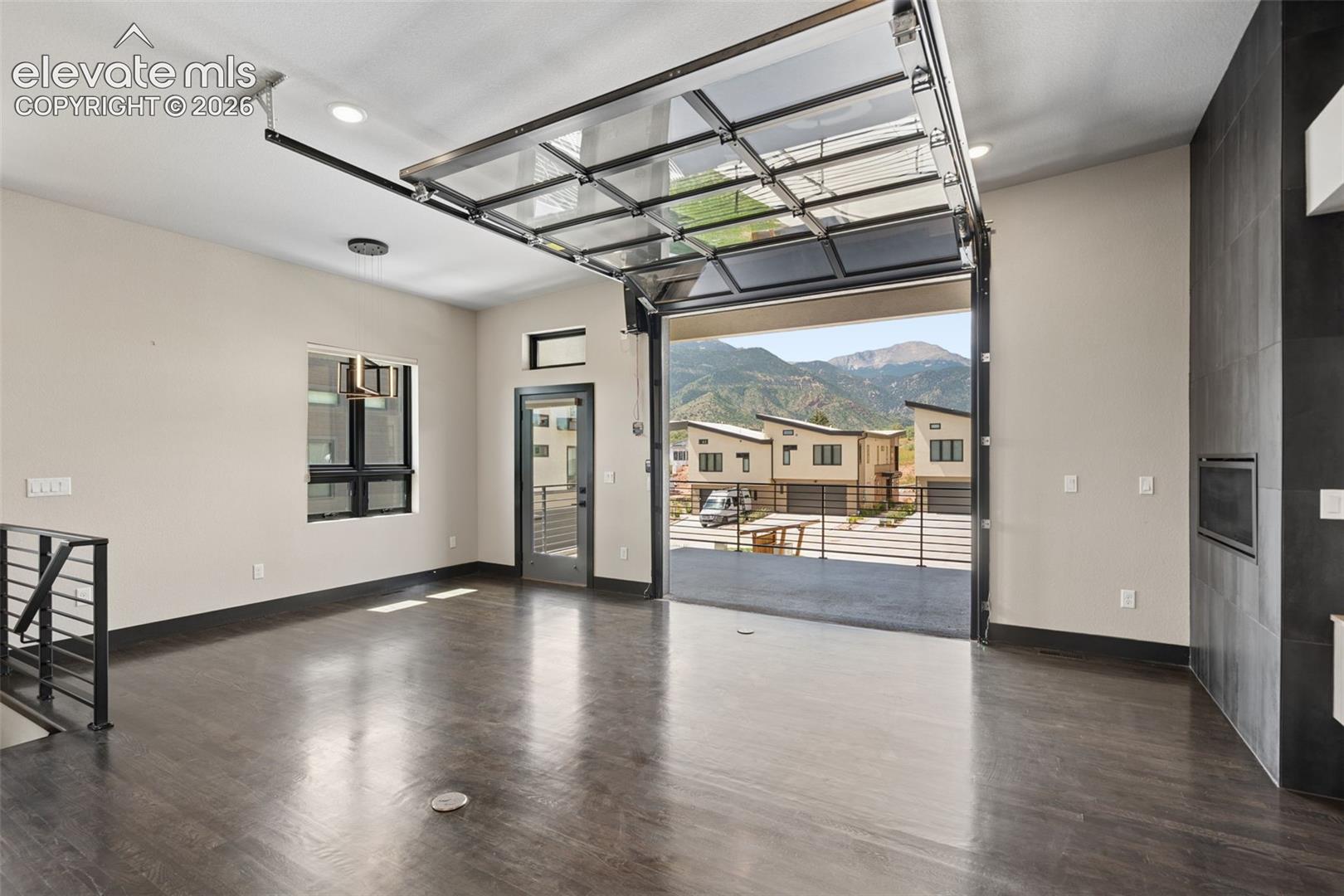The Automatic Garage Door Invites the Outdoors In