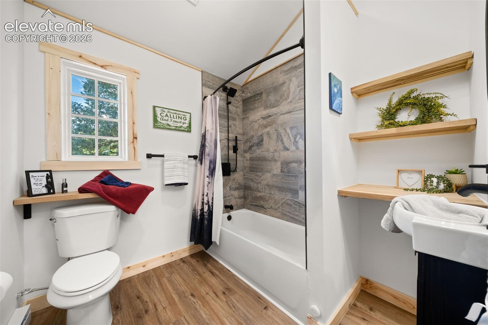 Upper level full bathroom