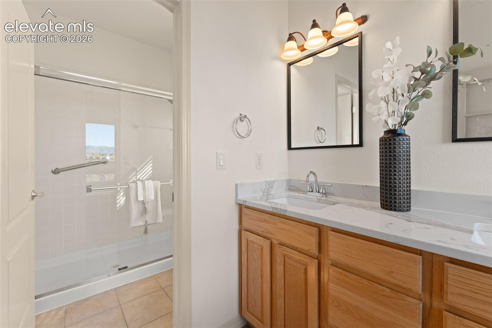 Brand new countertops, Mirrors and undermount sinks