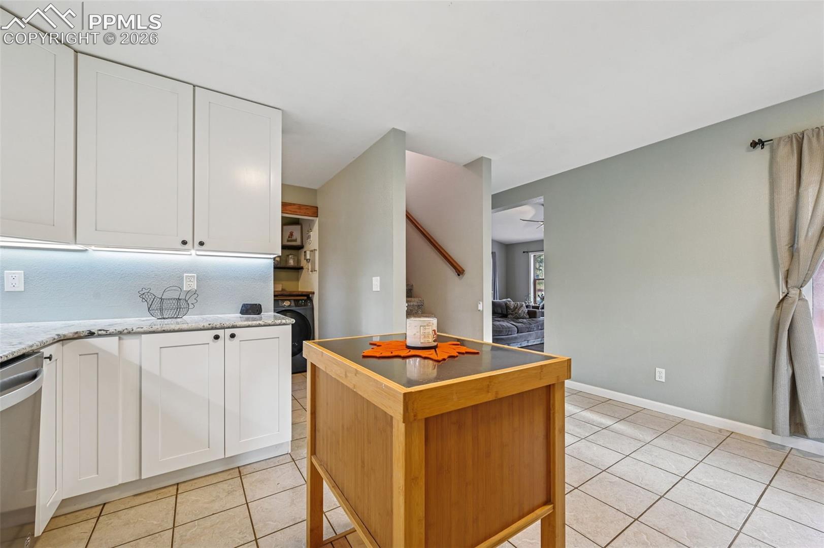 Kitchen Islans not included