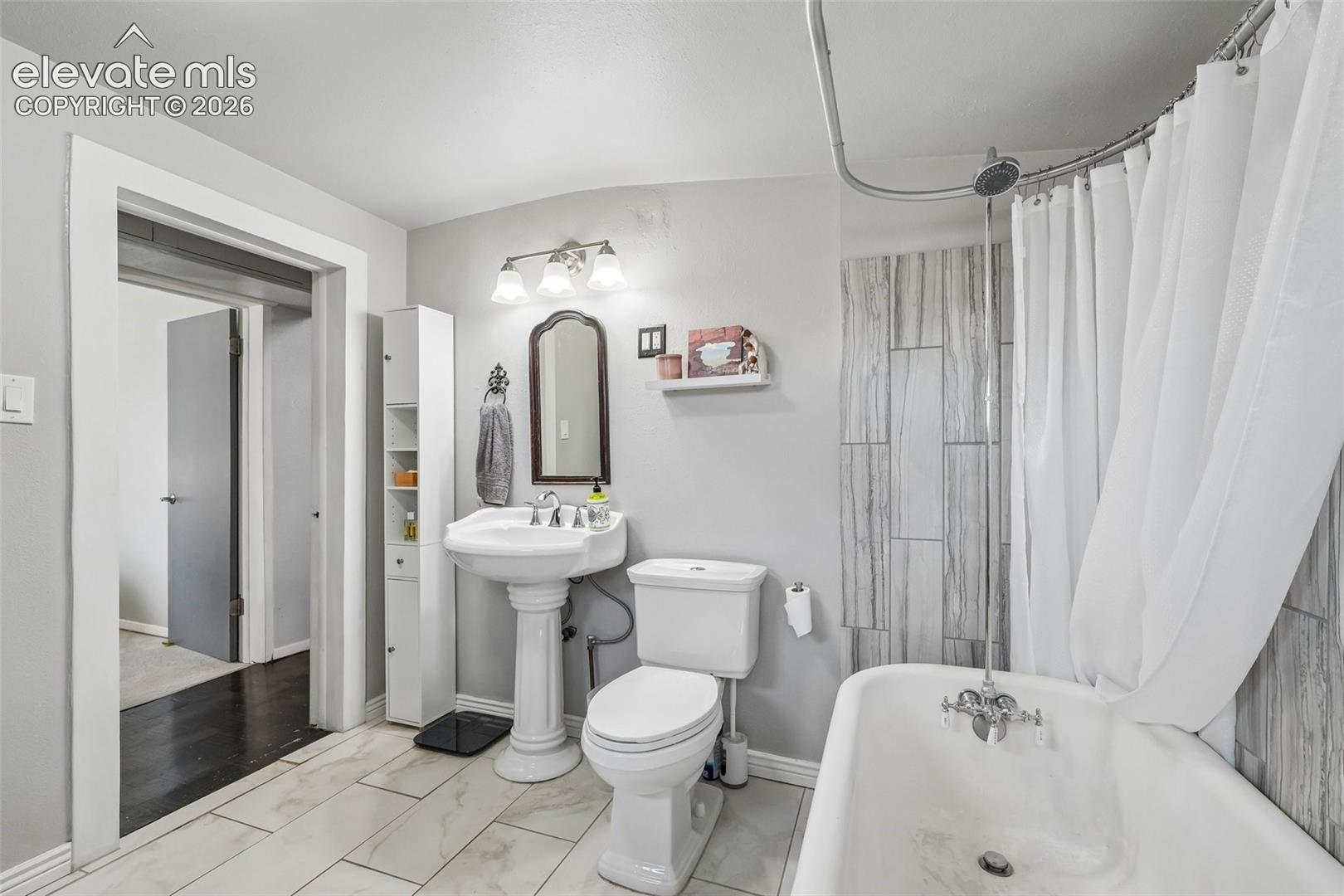 Full bathroom plus laundry off bedroom 3