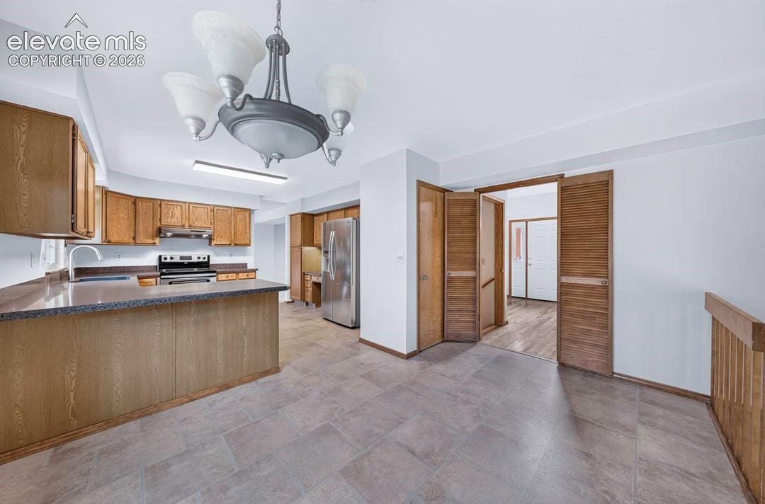 Breakfast bar & eating area