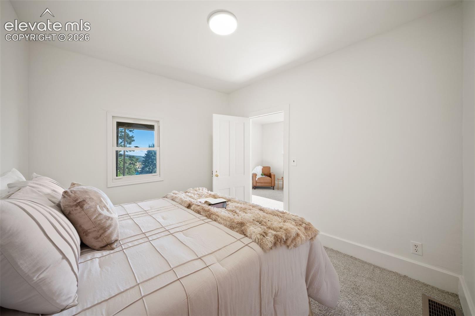 Flexible bedroom or office space