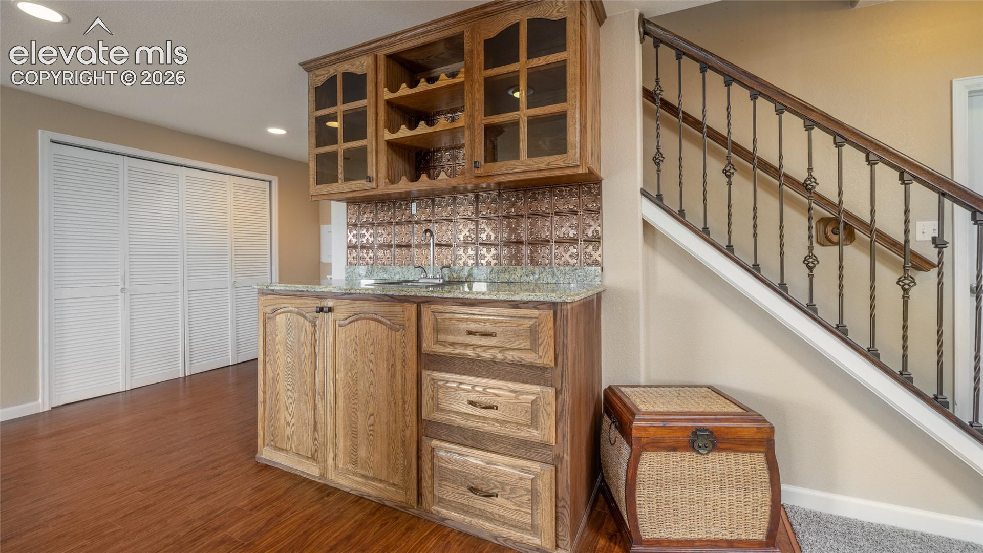 Wet bar, copper-look backsplash