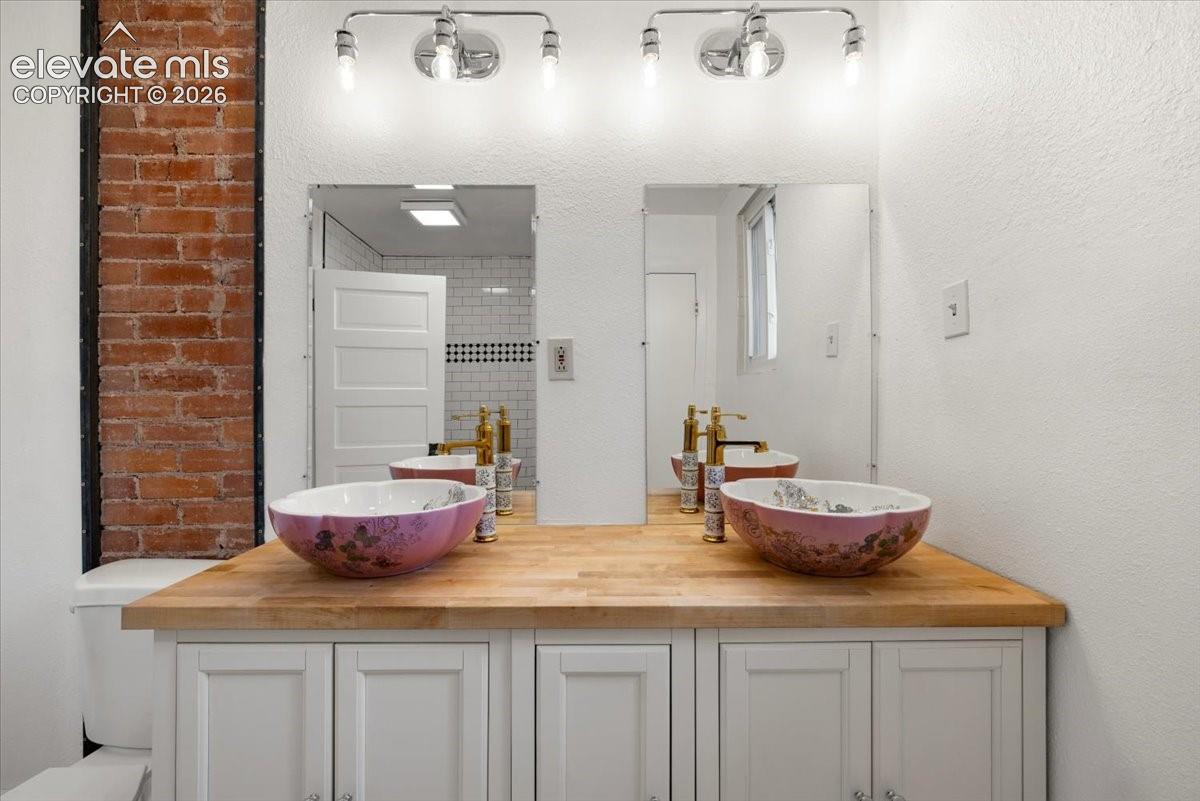 125 Ruxton - refreshed bath