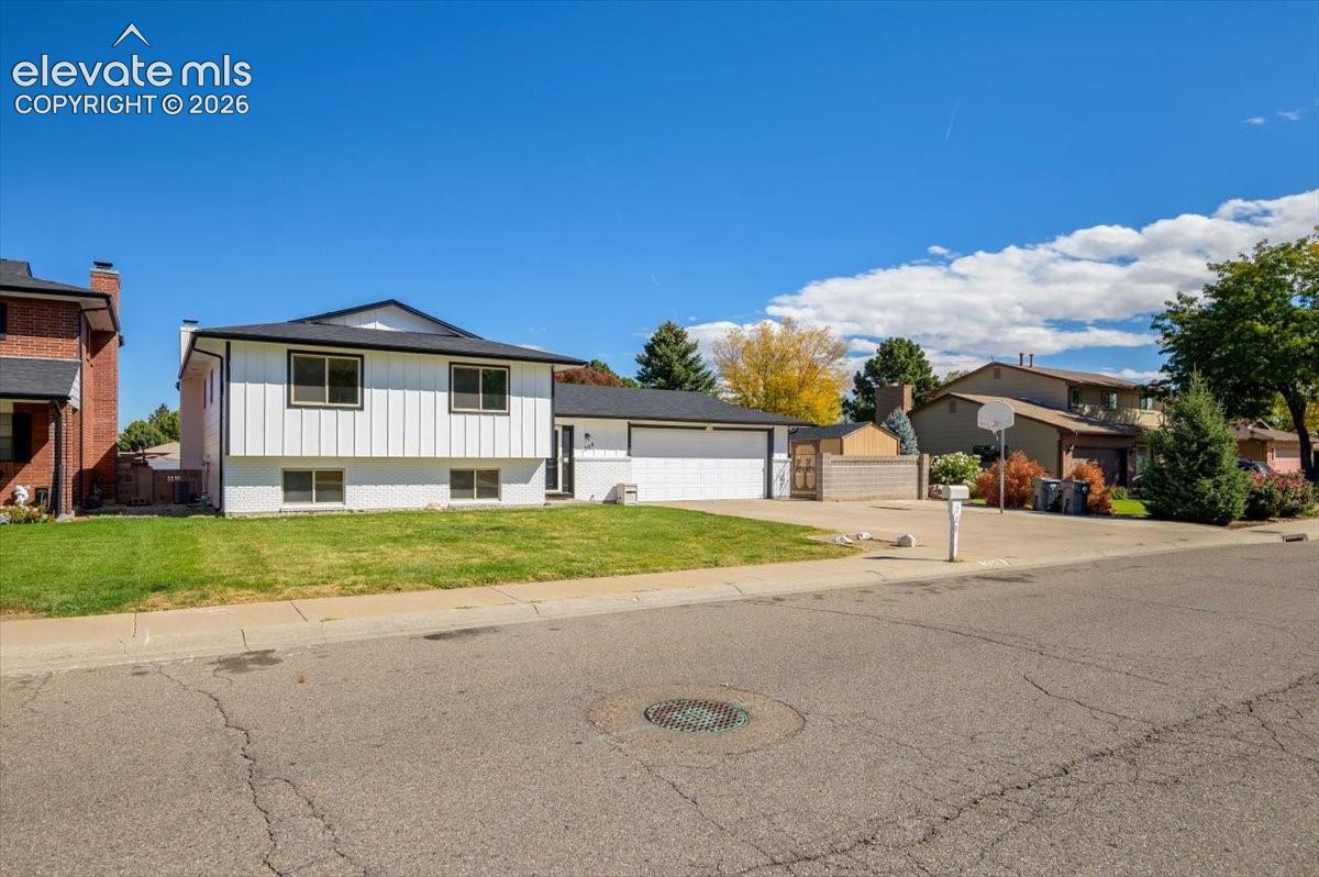 208 Starlite Dr, Pueblo, CO 81005