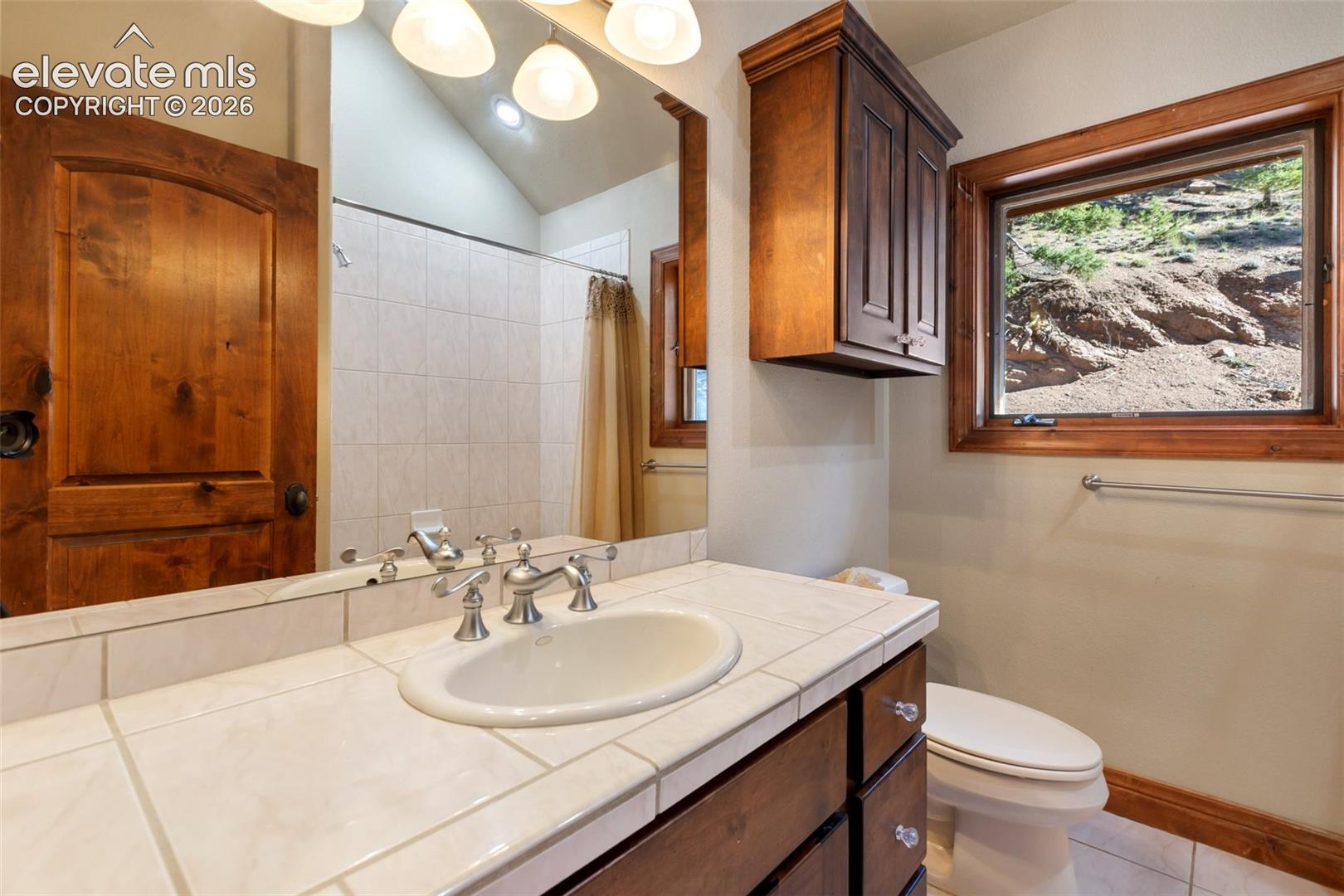 Upper level full bath

