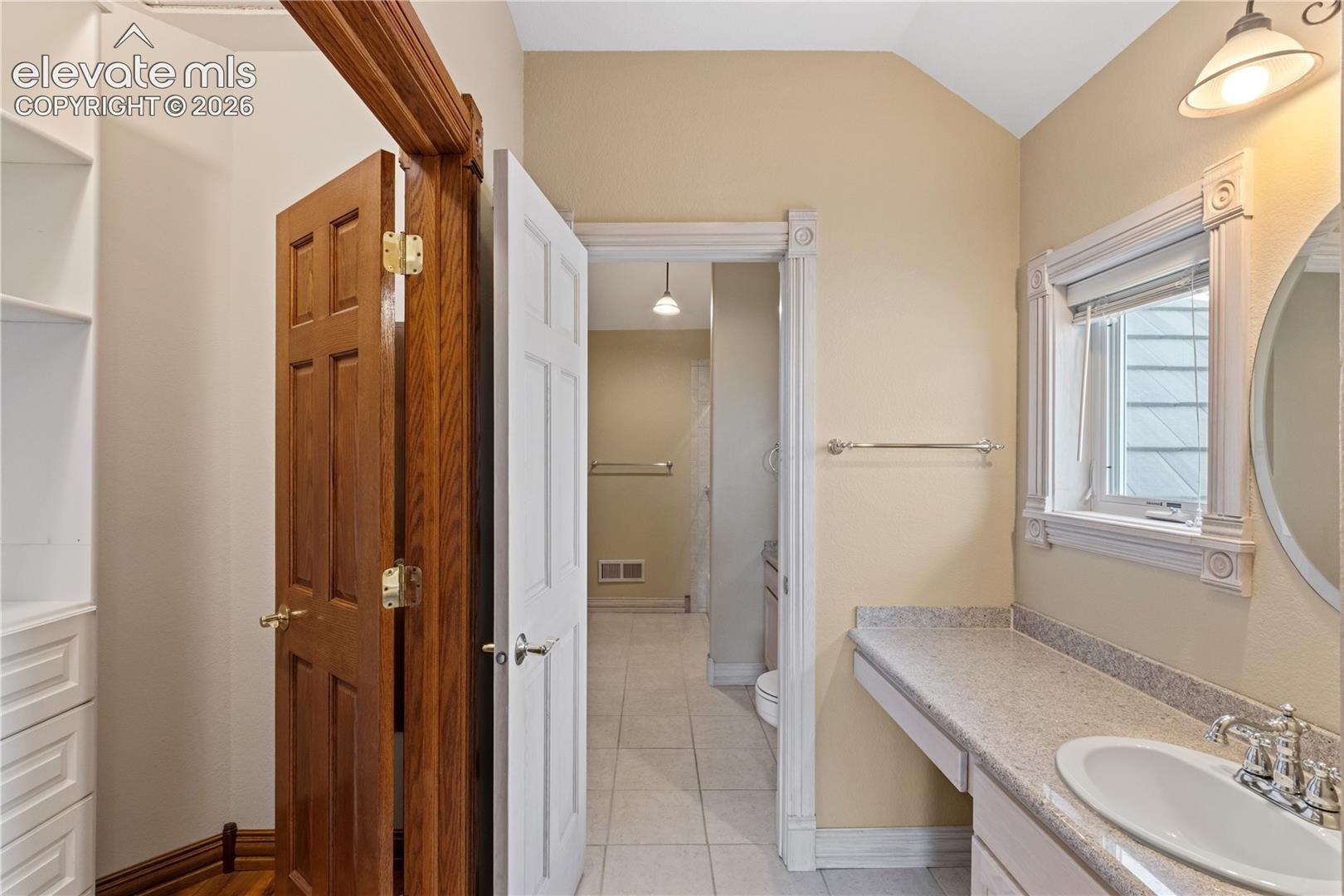 Upstairs bath, connecting both bedrooms