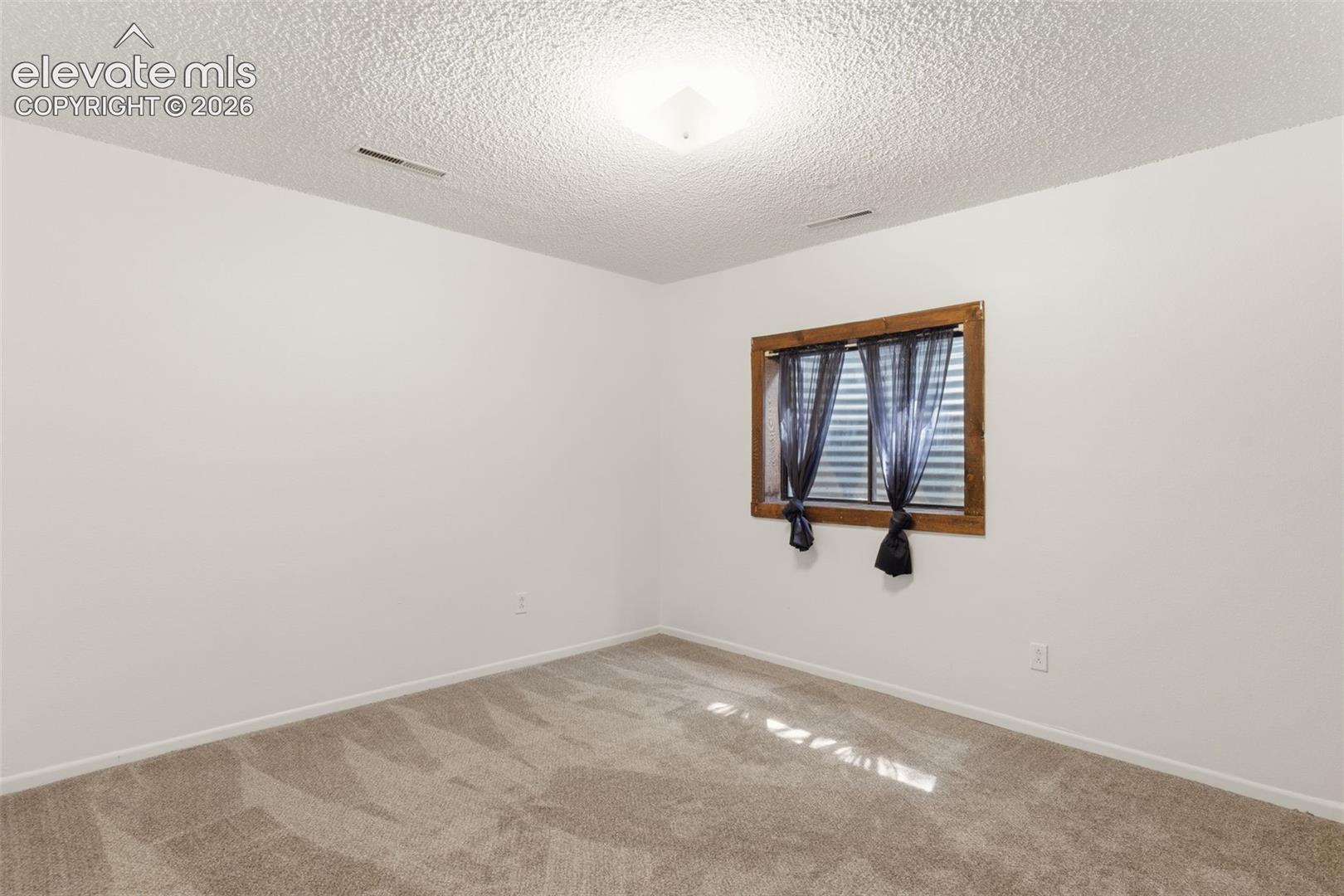 Roomy 14'x11' Basement Bedroom w/ new carpet