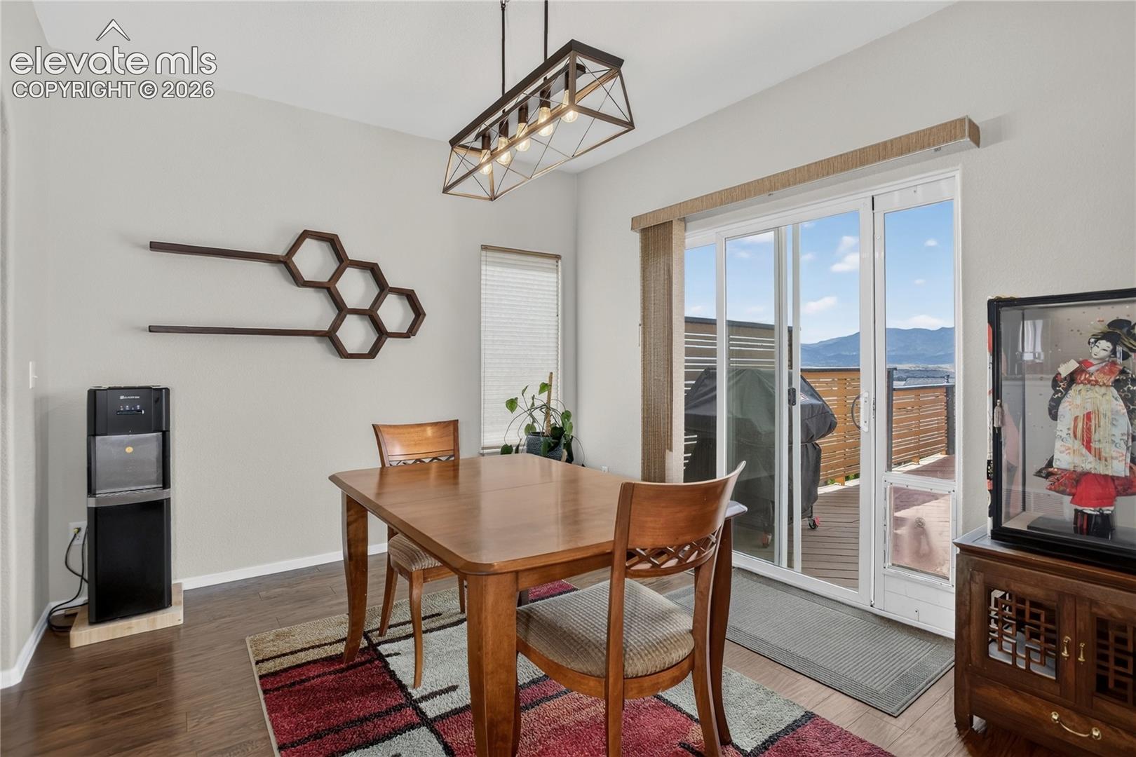 Walk-out dining room